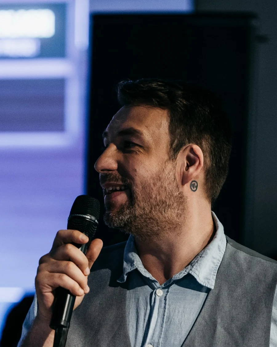 Klaus "Trauni" Parzinger am Mikrofon